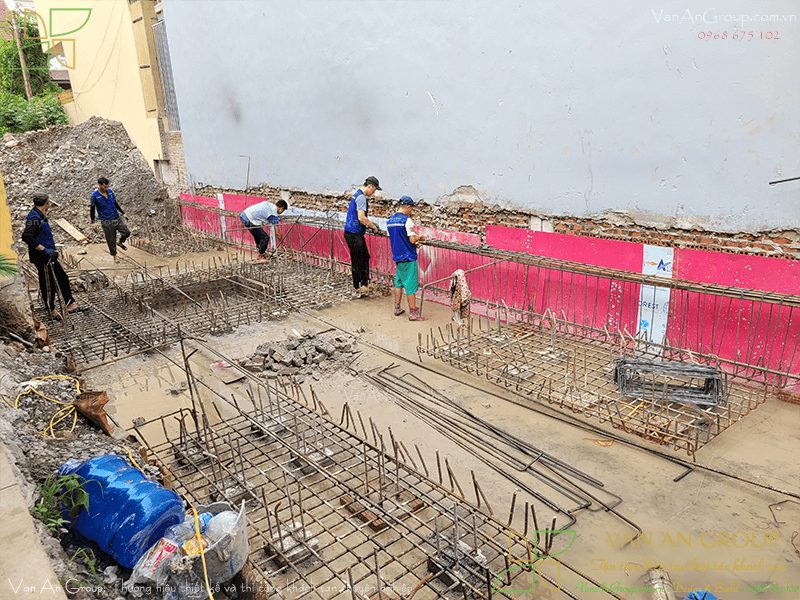 Đội thi công Vạn An lắp đặt đài móng, giằng móng khách sạn mini