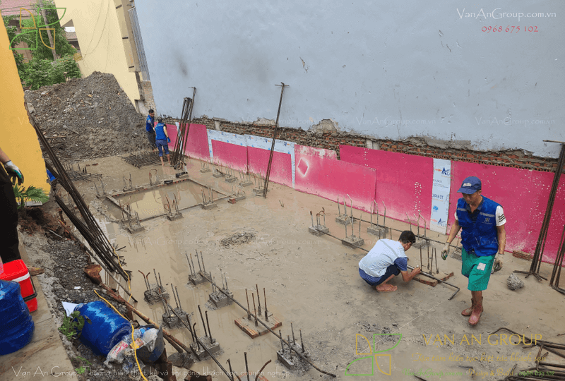 Dọn dẹp hố móng, cắt đầu cọc đến đúng cao độ và xử lý thép chờ đài móng