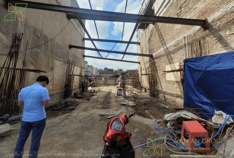 Ép cừ tại các vị trí tiếp giáp, hàn I chống văng xung quanh hố móng