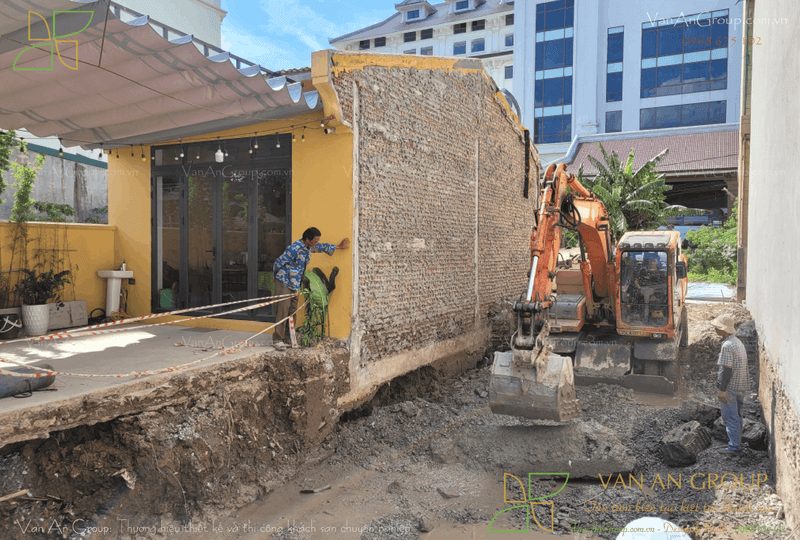 Giải phóng và phát quang khu vực xây dựng