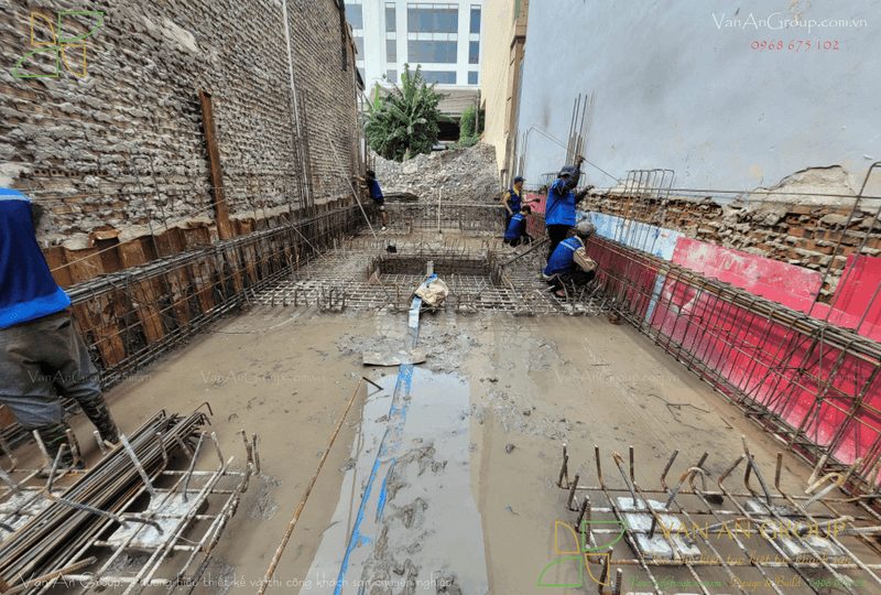 Lắp đặt cốt thép đài móng, giằng móng, liên kết với thép chờ cọc