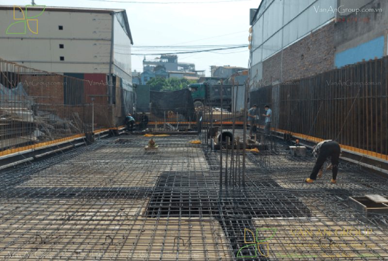Lắp dựng ván khuôn, đổ bê tông đài móng và giằng móng