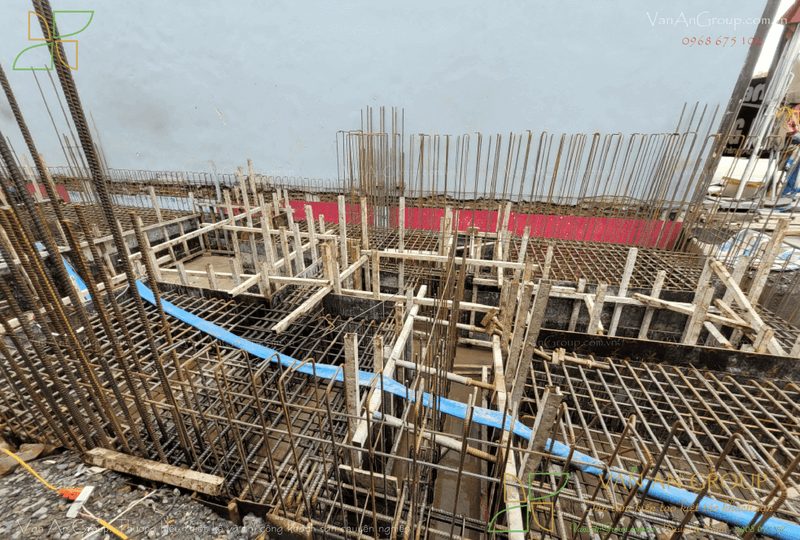 Lắp dựng ván khuôn, đổ bê tông móng