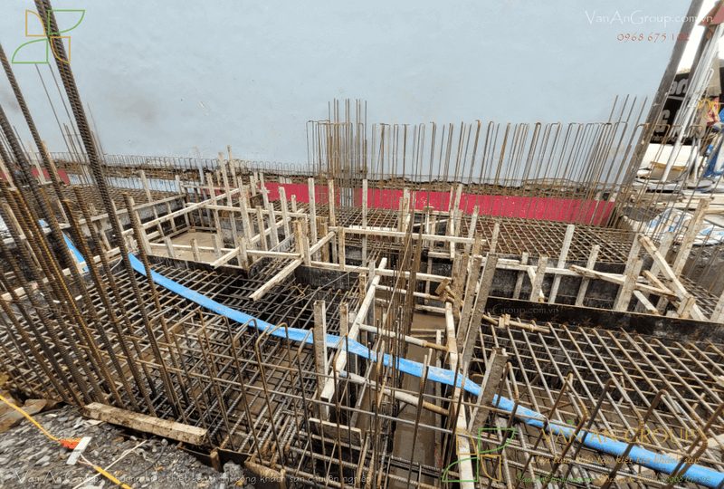 Lắp dựng ván khuôn, đổ bê tông và đầm chặt