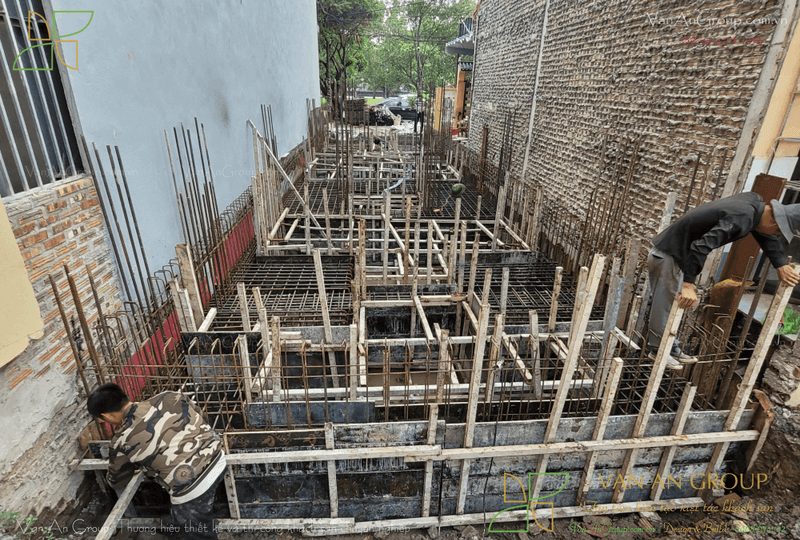 Lắp dựng ván khuôn và đổ bê tông đài móng, giằng móng