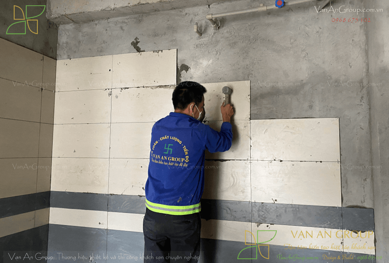 Thi công ốp lát gạch tường cho khu nhà vệ sinh