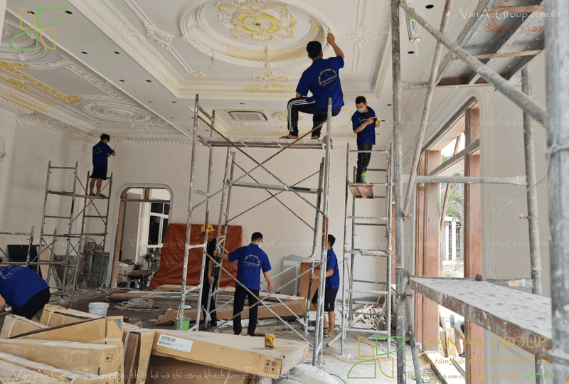 Thi công phào chỉ Pu, phào chỉ Ps kết hợp với sơn bả toàn bộ khách sạn