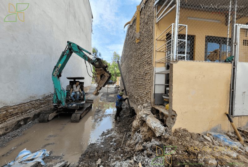 Triển khai ép cừ khu vực tiếp giáp, hạn chế ảnh hưởng tới các công trình lân cận