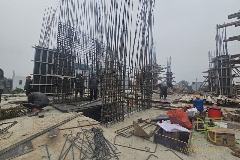 Thi công cột bê tông cốt thép từng tầng theo đúng hồ sơ thiết kế