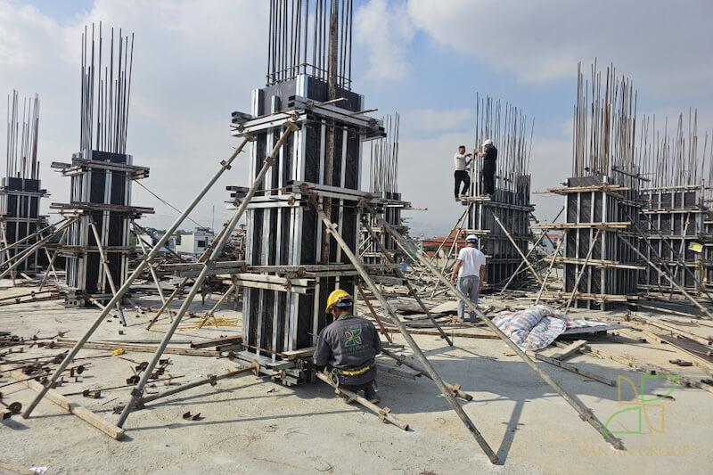 Căn chỉnh cốp pha cột vách trước khi đổ bê tông