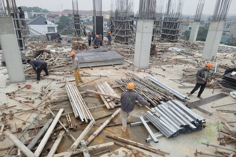 Tháo dỡ ván khuôn cột vách