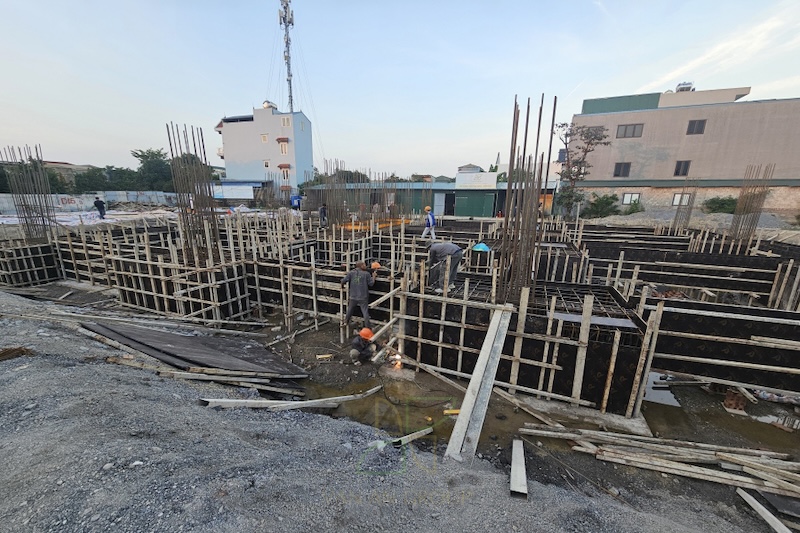Lắp đặt cốt thép đài, giằng móng, lắp dựng ván khuôn và đổ bê tông theo đúng quy trình kỹ thuật.
